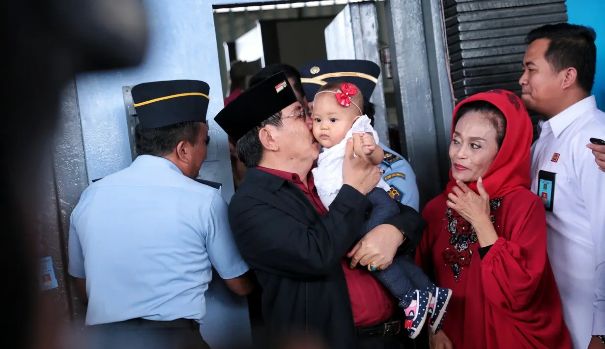 Istri, anak, cucu dan mantu terlihat menyambut Antasari yang dinyatakan bebas dari balik jeruji besi. Tidak hanya keluarga, tapi juga ratusan orang menyambutnya. (Adrian Putra/Bintang.com)