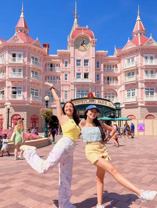 Bestie Goals, begini gaya Cassandra Lee dan Beby Tsabina saat liburan bareng ke Disneyland Paris. Mereka tampil kompak dengan padu padan busana nuansa warna kuning. [@cassandraslee]