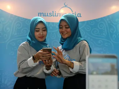Model mencoba aplikasi Muslimnesia saat peluncuran di Jakarta, Jumat (3/5/2019). Muslimnesia hadir menjadi referensi andal kebutuhan belajar dan mendalami ilmu agama melalui fitur unggulan seperti radar halal, kajian dan cari masjid. (Liputan6.com/Fery Pradolo)