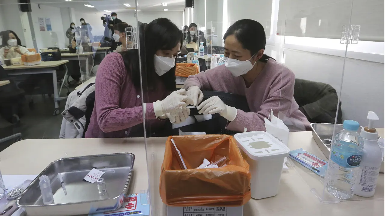 Melihat Petugas Medis di Korea Selatan Latihan Suntik Vaksin COVID-19