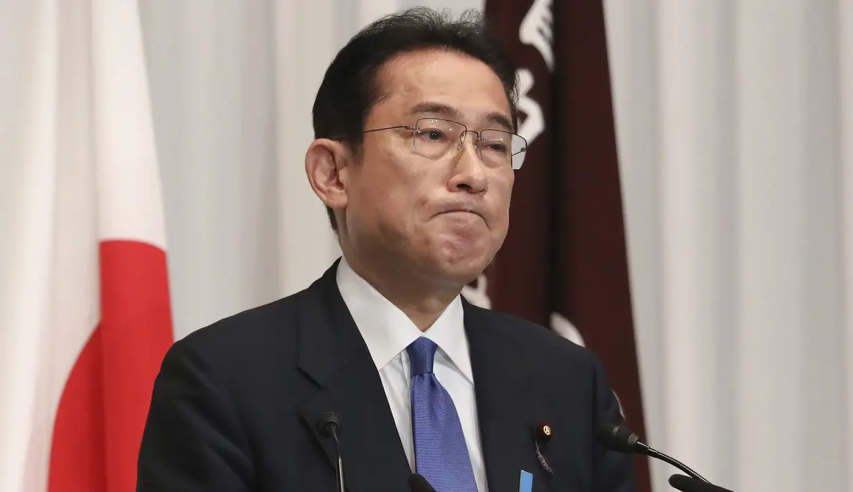 Mantan Menteri Luar Negeri Fumio Kishida saat konferensi pers di markas besar Partai Demokrat Liberal setelah terpilih sebagai perdana menteri Jepang yang baru di Tokyo, Rabu (29/9/2021). Kishida menggantikan pemimpin partai dari PM Yoshihide Suga yang mengundurkan diri. (Du Xiaoyi/Pool Photo via AP