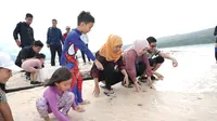 Boyong Keluarga Besar, Gubernur Jatim Pilih Libur Lebaran di Pulau Tabuhan Banyuwangi