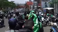 Tangkapan layar - viral antrean panjang ojek online di salah satu toko makanan di Jalan Raya Margonda, Depok hingga dibubarkan polisi. (Istimewa)