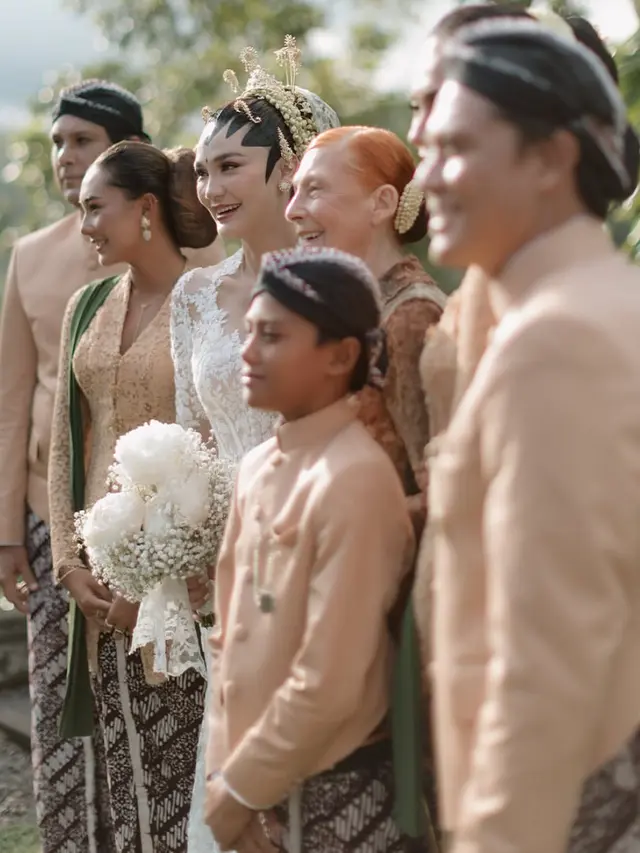 Kakak Ipar dan Keponakan Luna Maya di Hari Pernikahan. [@febjabrik]