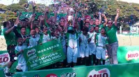 SD Inpres Paccerakkang Makassar meraih trofi juara Milo Football Championship regional Makassar 2018 setelah mengalahkan SDN 6 Sengkae Pangkep di Lapangan Hasanuddin, Minggu (29/4/2018). (Bola.com/Abdi Satria)