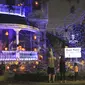 Para pejalan kaki mengamati "Rumah Hantu" (Ghost Manor) di New Orleans, Louisiana, 26 Oktober 2020. Untuk menyambut perayaan Halloween, sebuah rumah khusus di New Orleans disulap menjadi rumah hantu oleh pemiliknya. (Xinhua/Lan Wei)