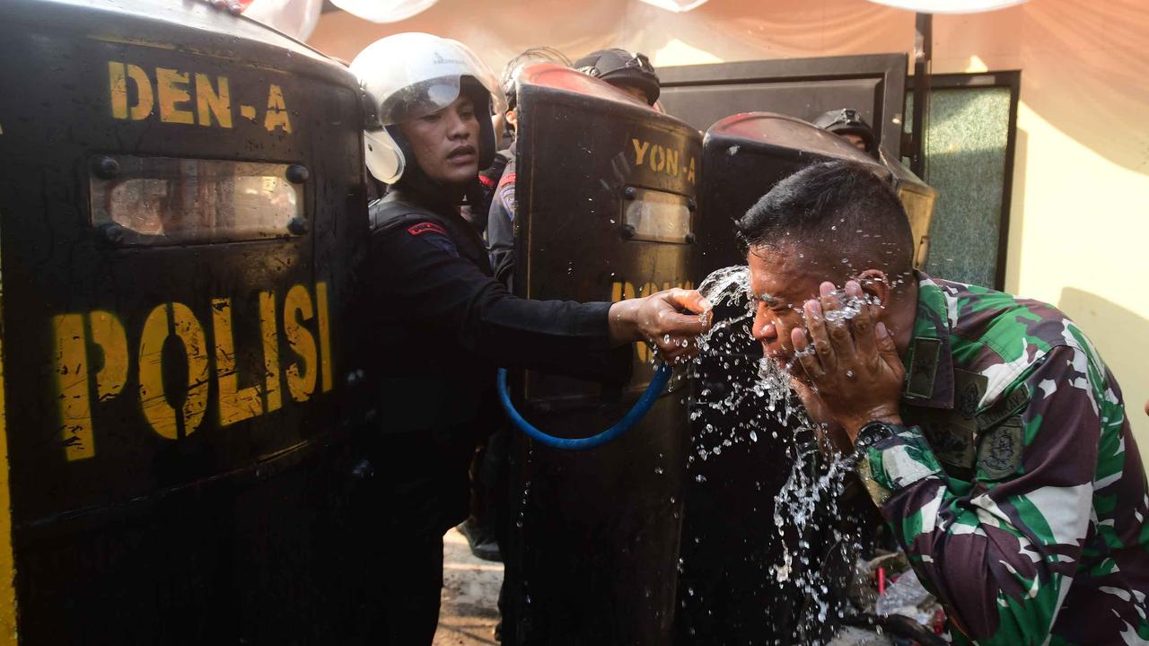FOTO: Demo Ricuh di Kwitang Usai Kematian Driver Ojol Tertabrak Rantis Brimob