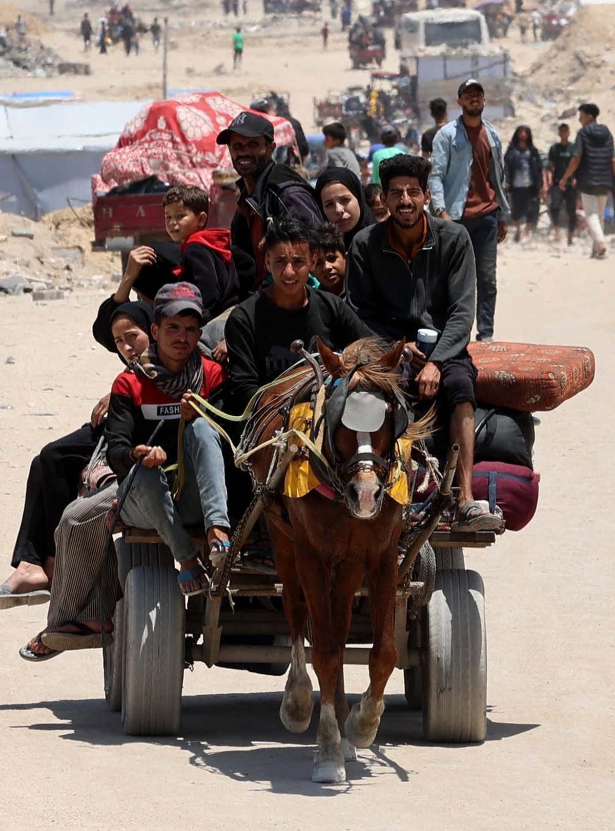 FOTO: Serangan Udara Israel Terus Berlangsung, Warga Mengungsi ke Arah Pantai Kota Gaza