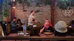 Sejumlah pengunjung makan di Lowell Cafe di Hollywood Barat, California (30/9/2019). Disebut Lowell Farms: A Cannabis Cafe, perusahaan dengan 240 kursi yang sangat populer ini terbuka untuk orang berusia 21 tahun ke atas. (AFP Photo/Frederic J. Brown)