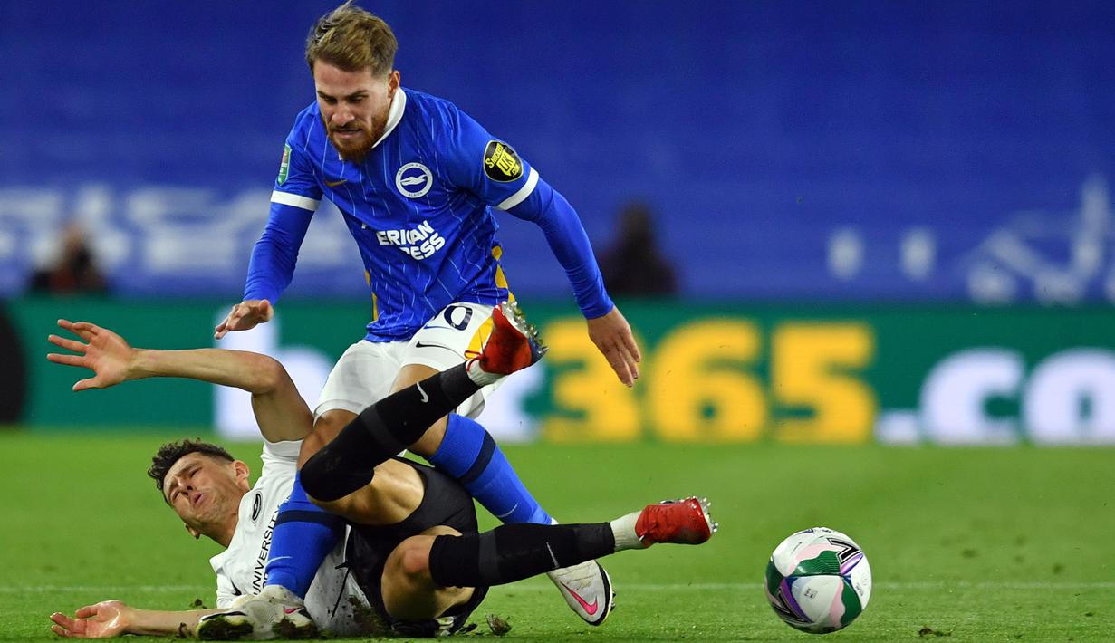Gelandang Brighton, Alexis Mac Allister, berebut bola dengan bek Portsmouth, James Bolton, pada laga Piala Inggris di Falmer Stadium, Jumat (18/9/2020) dini hari WIB. Brighton menang 4-0 atas Portsmouth. (AFP/Glyn Kirk/pool)