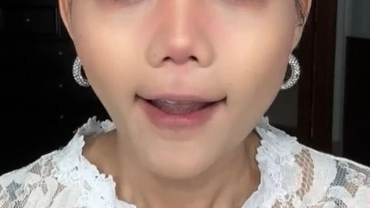 Memakai Riasan Seluruh Muka <br>