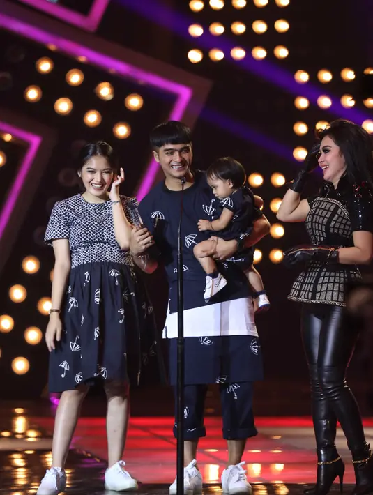 Tak hanya dari motif baju yang sama, keluarga kecil bahagia ini juga kompak mengenakan sepatu kets berwarna putih. Ricky Harun bersama istri dan anaknya pun tampil asyik dan keren di acara yang digelar pada Jumat (22/1) malam. (Nurwahyunan/Bintang.com)