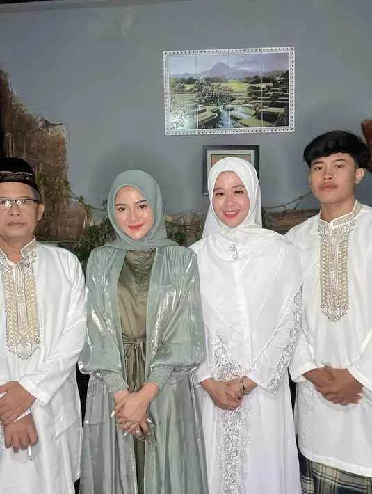 Selebgram dan model itu terlihat menutup auratnya dengan dress berwarna hijau olive yang dipadu dengan outer berlengan balon.