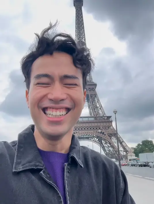 Vidi Aldiano dan Sheila Dara di depan Menara Eiffel. [Foto: Instagram/vidialdiano]