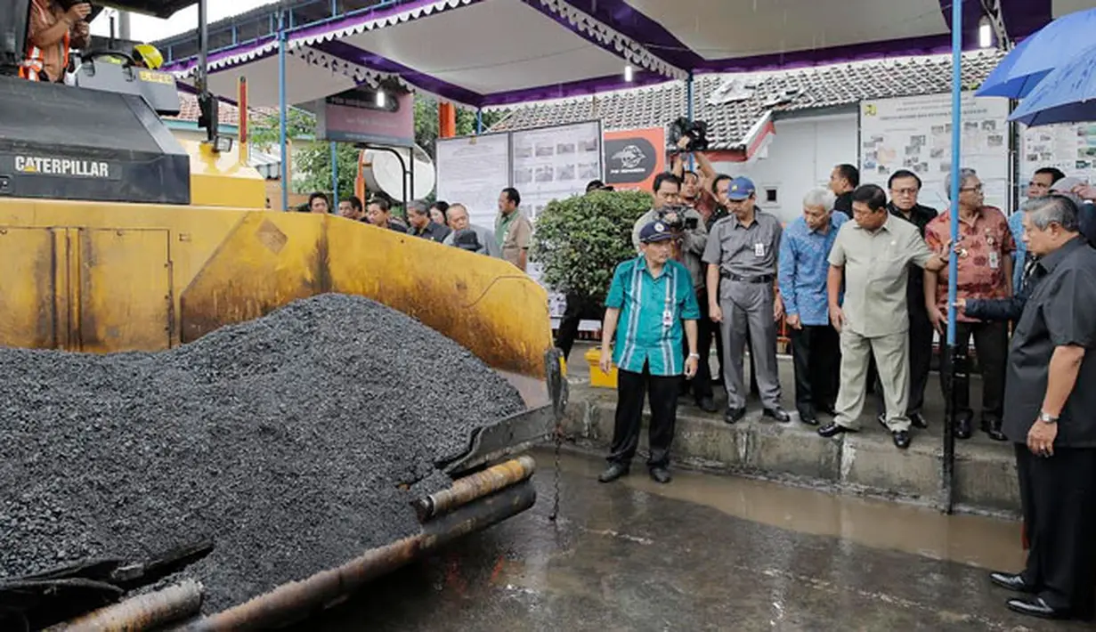 SBY tampak menyaksikan langsung dari dekat proses pengaspalan jalan yang dilakukan di Pekalongan, Jawa Tengah (Rumgapres/ Abror Riski)