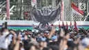 Peserta membawa patung Garuda Pancasila saat rangkaian pawai bendera Merah Putih raksasa di kawasan Bundaran HI, Jakarta Pusat, Minggu (28/8/2022). Sebanyak 50.000 orang membentangkan bendera merah putih sepanjang 1.700 meter dari kawasan Monas hingga Bundaran HI yang merupakan rangkaian dalam memperingati Hari Kemerdekaan Indonesia dengan tema 'Pulih Lebih Cepat, Bangkit Lebih Kuat. (merdeka.com/Iqbal S Nugroho)