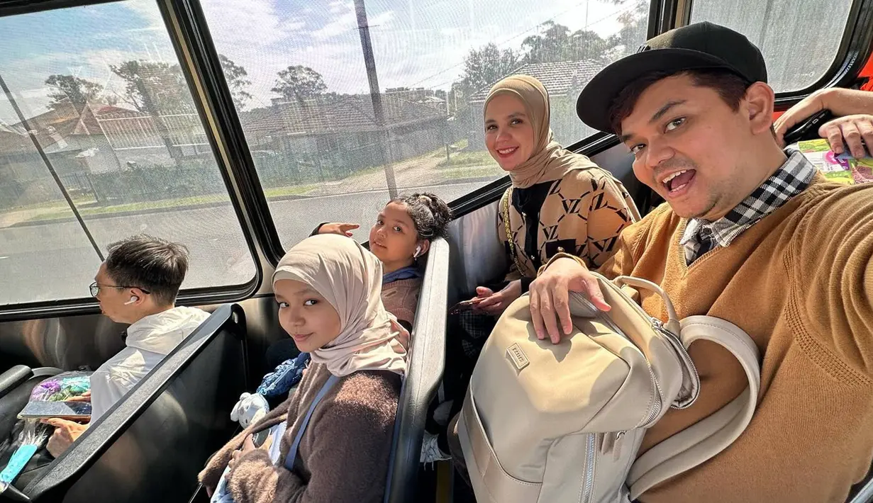 Dalam momen liburan lebaran, Indra Bekti dan Aldila Jelita pergi ke Australia dengan mengunjungi berbagai tempat. Bersama kedua buah hatinya, pasangan suami istri ini banyak abadikan momen akrab di media sosial Instagram. (Liputan6.com/IG/@indrabekti)