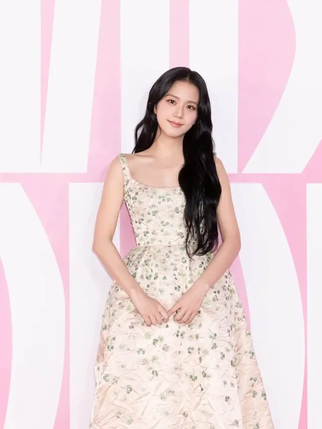 Disebut Fangirl Sukses, 5 Potret Beda Gaya Jisoo BLACKPINK saat Foto Bareng Natalie Portman di Tahun 2022 dan 2024