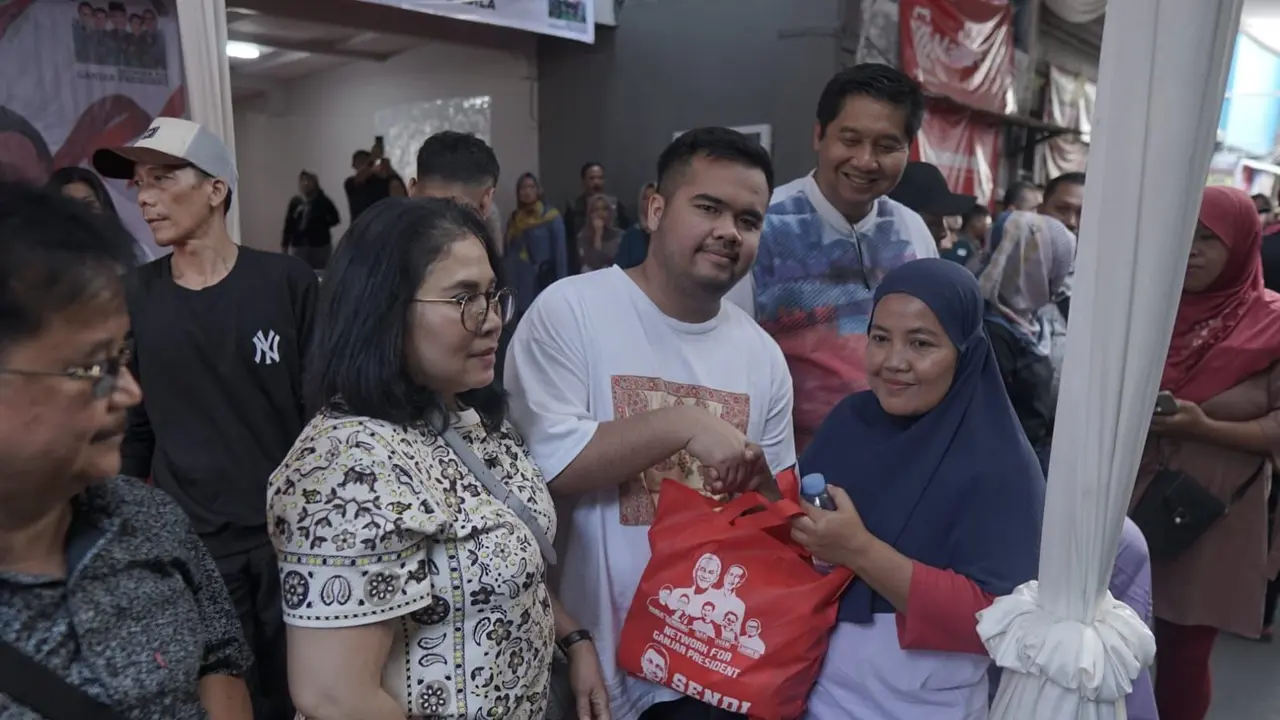 Relawan Network for Ganjar President menggelar bakti sosial di di Gang Mesjid 3 RW 05 Kelurahan Babakan Surabaya Kec. Kiara Condong Kota Bandung.