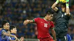 Penjaga gawang Timnas Thailand, Kawin Thamsatchanan (kanan) menangkap bola yang mengarah ke fachrudin (Indonesia) pada laga final kedua Piala AFF 2016 di Rajamangala National Stadium, Bangkok, Sabtu (17/12). (Liputan6.com/Helmi Fithriansyah)