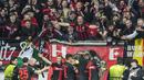 Para pemain Bayer Leverkusen merayakan gol yang dicetak oleh Victor Boniface ke gawang West Ham United pada laga Perempat final Liga Europa di Stadion BayArena, Jumat (12/4/2024). Die Werkself menang dua gol tanpa balas. (AP Photo/Martin Meissner)