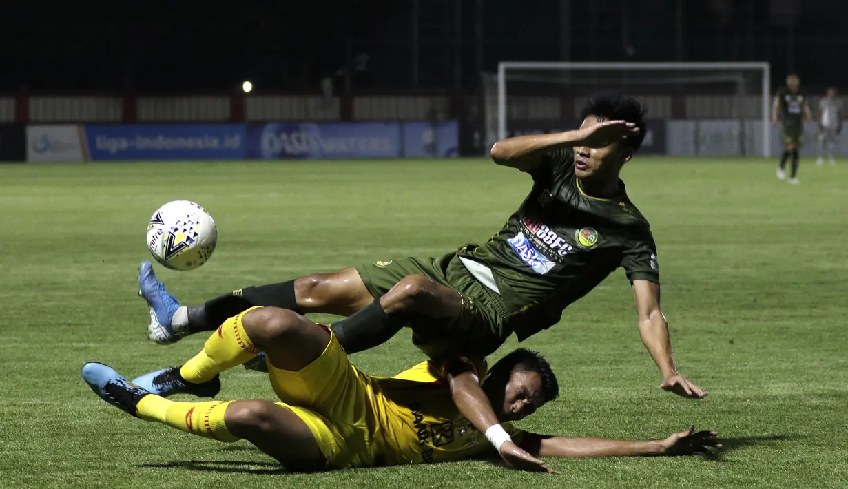 Bek Bhayangkara FC, Bagas Adi, berebut bola dengan Bek Tira Persikabo, Vava Mario, pada laga Shopee Liga 1 di Stadion PTIK, Jakarta, Sabtu (19/10). Bhayangkara menang 2-0 atas Tira Persikabo. (Bola.com/Yoppy Renato)
