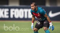 Kiper Persija, Andritany Ardhiyasa, menjaga gawangnya saat melawan Mitra Kukar pada laga Liga 1 2017 di Stadion Patriot, Bekasi, Minggu (15/5/2017). Kedua tim bermain imbang 1-1. (Bola.com/Vitalis Yogi Trisna)