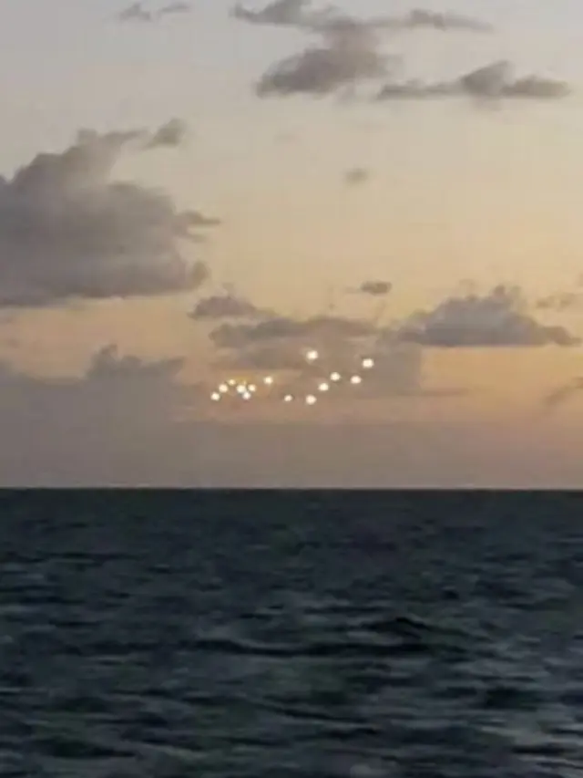Penampakan pasukan bercahaya diduga UFO di langit Carolina Utara, AS. (William Guy/Youtube)