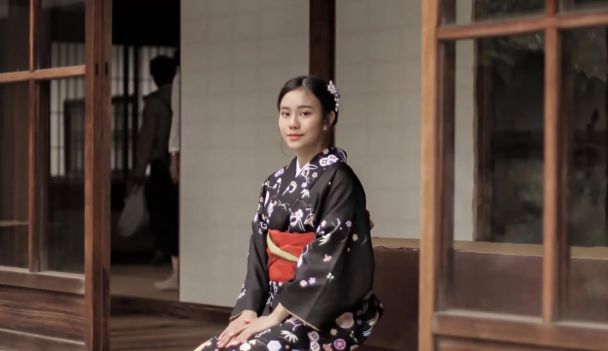 Selain berwisata ke tempat-tempat indah di Indonesia, Jessica Jane pun sempat mengunjungi Negeri Sakura Jepang. Dalam liburannya yang dilakukan beberapa tahun belakangan ini ia tampil menawan dengan mengenakan kimono dengan nuansa berwarna hitam. Tampil anggun dengan riasan khasnya, calon adik ipar Sisca Kohl ini menuai banyak pujian. (Liputan6.com/IG/@jessicajane99)