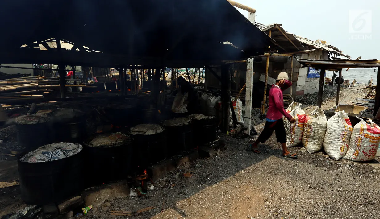 Warga beraktifitas di kampung nelayan di Muara Angke, Jakarta, Senin (23/10). Mereka juga terus berharap kepada Janji Gubernur DKI Jakarta Anies Baswedan untuk menghentikan reklamasi di Pantai Utara Jakarta. (Liputan6.com/Johan Tallo)