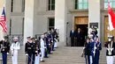 Menhan RI Ryamizard Ryacudu dan Menhan AS James N. Mattis saat upacara militer di Pentagon Washington D.C, AS (29/8). Kunjungan membahas kemajuan kerja sama kedua negara terutama di sektor pertahanan. (Liputan6.com/HO/Juli Syawaludin/Kemhan)