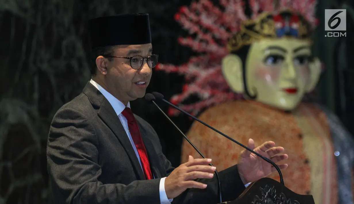 Gubernur DKI Jakarta Anies Baswedan memberi arahan saat melepas Kafilah Provinsi DKI Jakarta untuk mengikuti MTQ Tingkat Nasional XXVII, Jakarta, Kamis (4/10). MTQ Nasional XXVII akan digelar di Medan dan Deli Serdang. (Liputan6.com/Faizal Fanani)