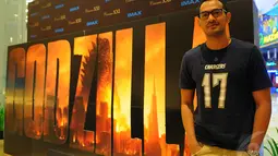 Aktor Oka Antara ikut menonton Premiere film Godzilla di XXI Gandaria City pada Selasa (14/5/2014) (Liputan6.com/Faisal R Syam).