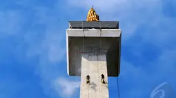 Sisi bawah cawan dan anjungan di puncak Monas dianggap bagian paling rumit dari seluruh tahap pembersihan,  Kamis (15/05/2014) (Liputan6.com/Miftahul Hayat)