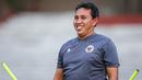 <p>Pelatih kepala Timnas Indonesia U-17, Bima Sakti tersenyum pada latihan resmi menjelang laga penentu Grup A Piala Dunia U-17 2023 di Stadion Gelora 10 November, Tambaksari, Surabaya, Rabu (15/11/2023). (Bola.com/Bagaskara Lazuardi)</p>