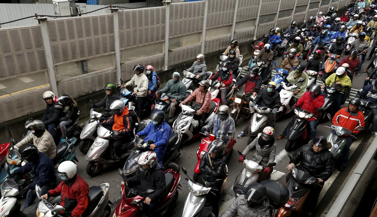Kepadatan sepeda motor memenuhi sebuah jembatan pada jam sibuk pagi hari di Taipei, Taiwan, Senin (14/3/2016). Di Taipei, orang lebih banyak memilih naik motor untuk mengejar waktu atau bisa dengan mudah mampir ke beberapa tempat. (REUTERS/Tyrone Siu)