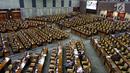 Suasana Rapat Paripurna DPR RI ke-12 Masa Persidangan III Tahun Sidang 2018-2019 di Kompleks Parlemen, Senayan, Jakarta, Rabu (13/2). Agenda utama rapat untuk pengambilan keputusan terhadap RUU Kebidanan. (Liputan6.com/JohanTallo)