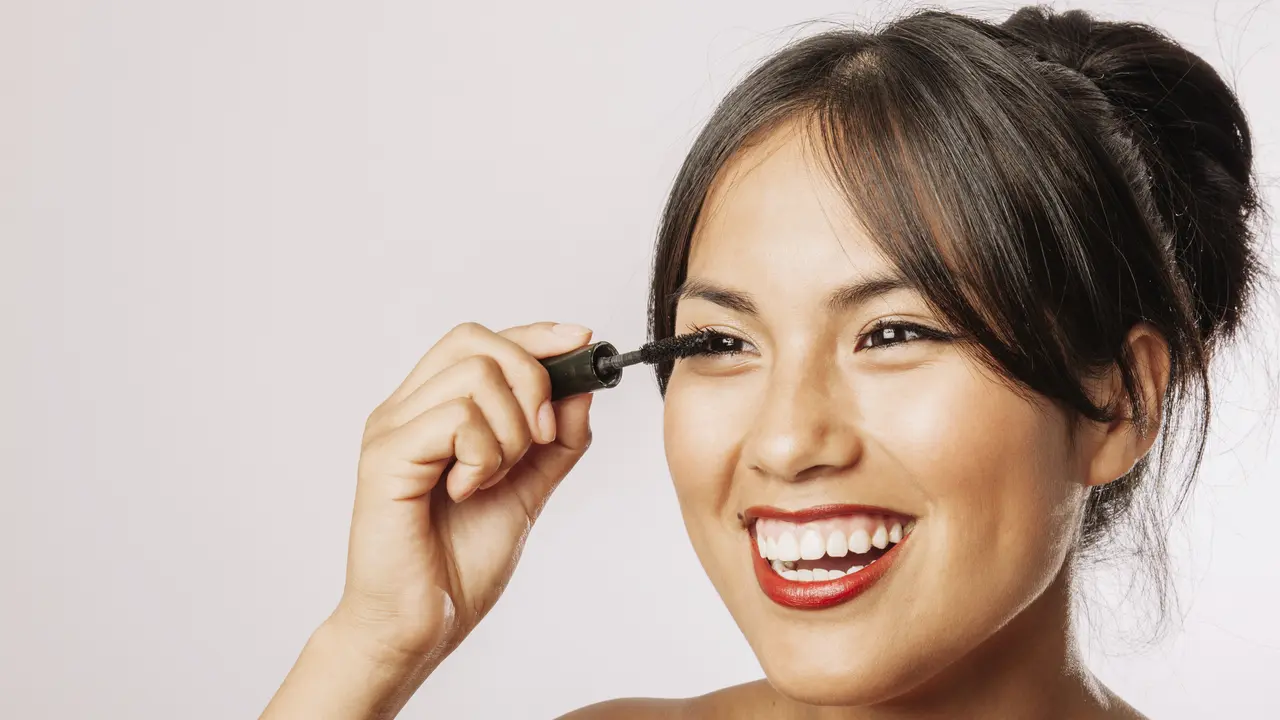 Biar Nggak Clumpy! 10 Tips Aplikasi Maskara agar Bulu Mata Tampak Lentik dan Rapi [Dok/freepik.com]