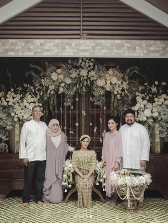 "Butuh beberapa hari untuk mencerna segala perasaan campur aduk setelah menjalani beberapa prosesi adat bersama keluarga terdekat." tulis Raisa sebagai keterangan beberapa foto siraman dan prosesi lain. (Instagram/raisa6690)