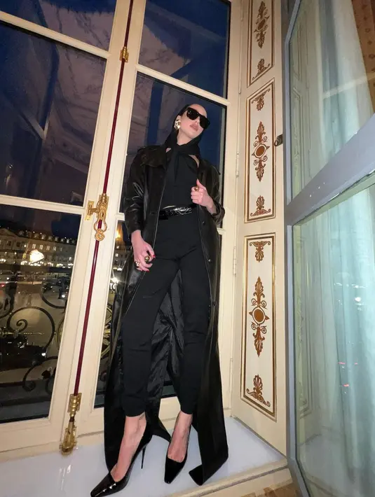 Ia mengenakan twisted halter neck dengan celana panjang dan leather jacket. [@dualipa]