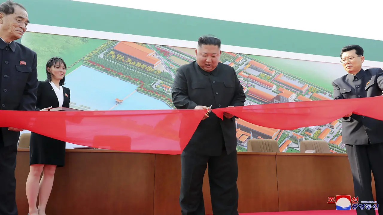 FOTO: Penampilan Perdana Kim Jong-un Setelah Diisukan Meninggal