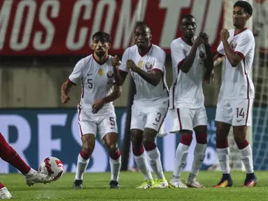Timnas Portugal berhasil meraih kemenangan 3-0 atas Qatar pada laga uji coba di Estadio Algarve, Minggu (10/10/2021) dini hari WIB. Satu dari tiga gol Portugal disarangkan Cristiano Ronaldo. (AFP/Carlos Costa)