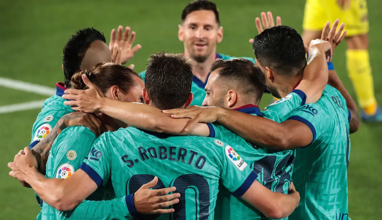 Para pemain FC Barcelona merayakan gol pembuka mereka saat berkunjung ke markas Villarreal dalam pekan ke-34 La Liga Spanyol di stadion La Ceramica, Minggu (5/7/2020). Barcelona sukses menumbangkan tim tuan rumah Villarreal dengan skor telak 4-1. (AP Photo/Jose Miguel Fernandez de Velasco)