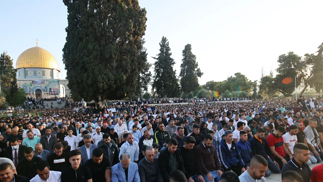 Potret Warga Palestina Sholat Idul Fitri di Tengah Ketegangan dengan Israel