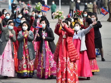 Orang-orang merayakan Hari Perempuan Internasional di alun-alun Teater Agung Pyongyang di Pyongyang, Korea Utara pada Rabu 8 Maret 2023. Hari Perempuan Internasional atau International Women's Day (IWD) diperingati setiap tanggal 8 Maret. Hari Perempuan Internasional banyak dirayakan di sejumlah negara di dunia. (KIM Won Jin/AFP)