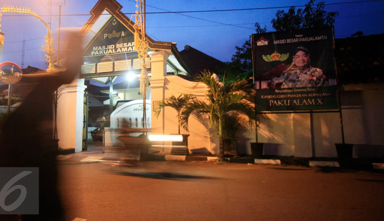 Sudut Masjid Besar Pakualaman terpampang baliho penobatan Paku Alam X di Yogyakarta, Rabu (6/1). Paku Alam X menggantikan ayahandanya Paku Alam IX yang wafat 21 November 2015 lalu. (Boy Harjanto)