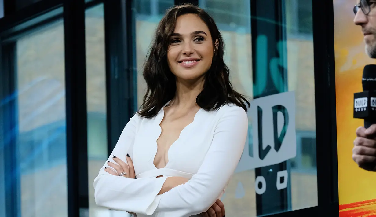 Aktris Gal Gadot berpartisipasi dalam BUILD Speaker Series untuk membahas film "Wonder Woman" di AOL Studios, New York, AS (23/5). Acara ini merupakan bagian dari promosi film 'Wonder Woman'. (Photo by Evan Agostini/Invision/AP)