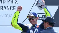 Selebrasi pembalap Movistar Yamaha, Valentino Rossi usai finis ketiga MotoGP Prancis 2018 di Sirkuit Le Mans. (JEAN-FRANCOIS MONIER / AFP)