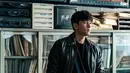 Ji Chang Wook berperan sebagai detektif bernama Kang Joon Mo yang menyamar sebagai Kwon Seung Ho dalam aliansi Gangnam yang menjadi pusat operasi narkoba besar. (Foto: Disney+ Hotstar via Soompi)