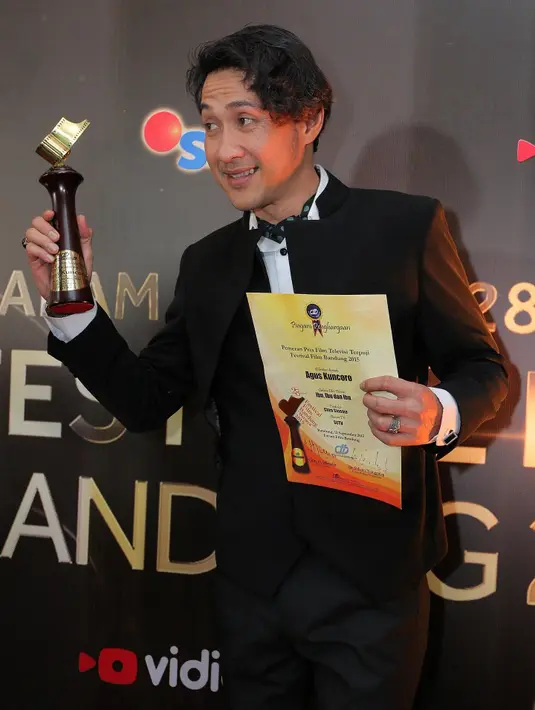 Agus yang pada FFB tahun 2012 juga mendapatkan piala di ajang yang sama yaitu ‘Pemeran Pria FTV Terpuji’ di ajang FFB 2015. (Galih W. Satria/Bintang.com)